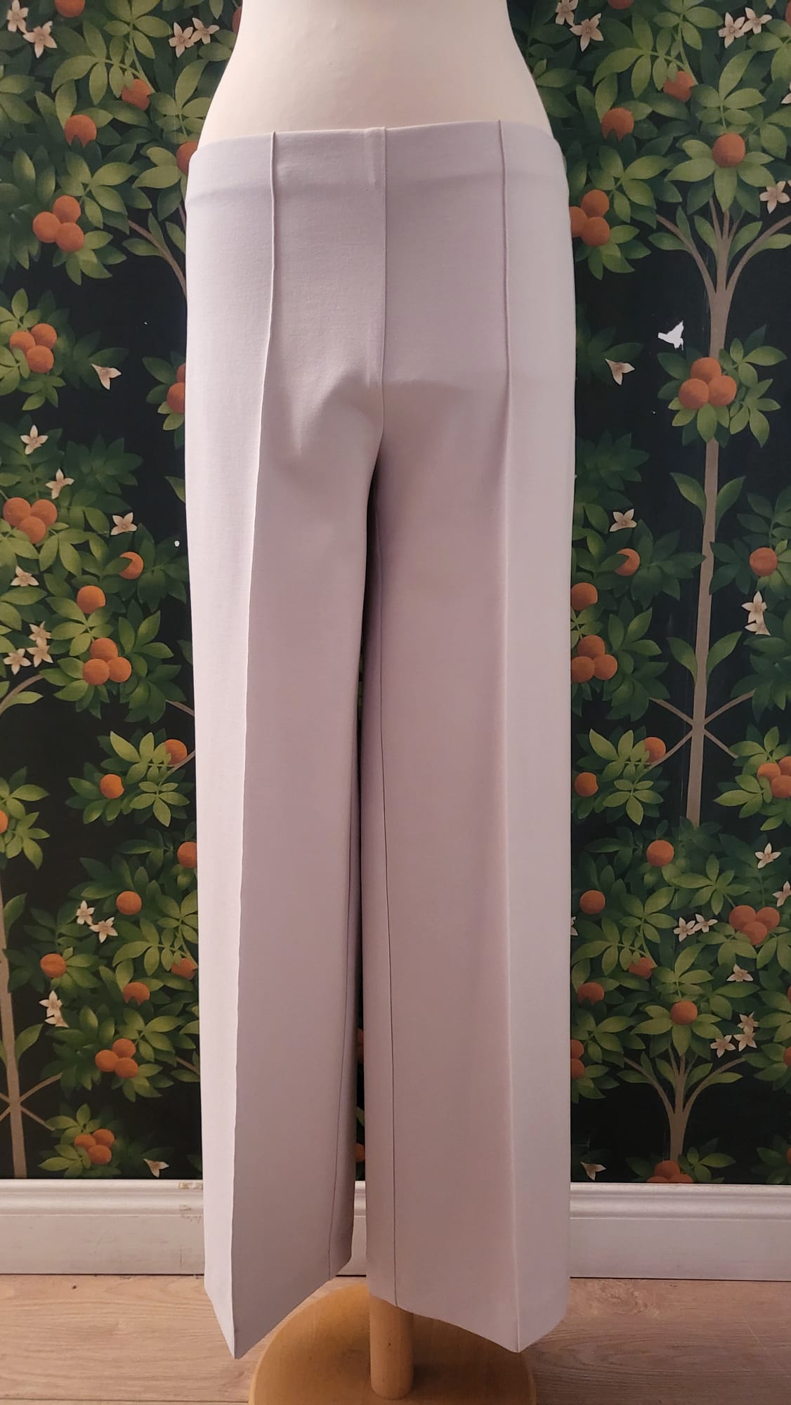 PANTALONE DRITTO CON ELASTICO IN VITA E RIGA CENTRALE SULLA GAMBA M110B/10