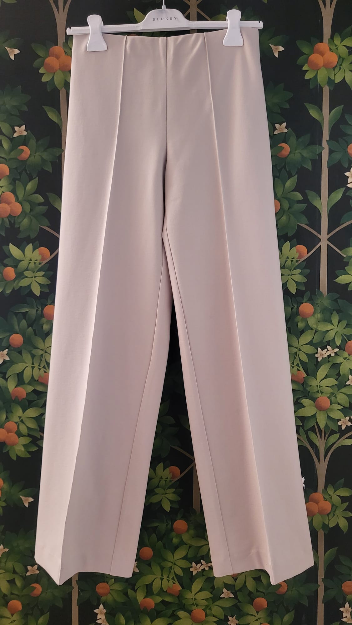 PANTALONE DRITTO CON ELASTICO IN VITA E RIGA CENTRALE SULLA GAMBA M110B/10