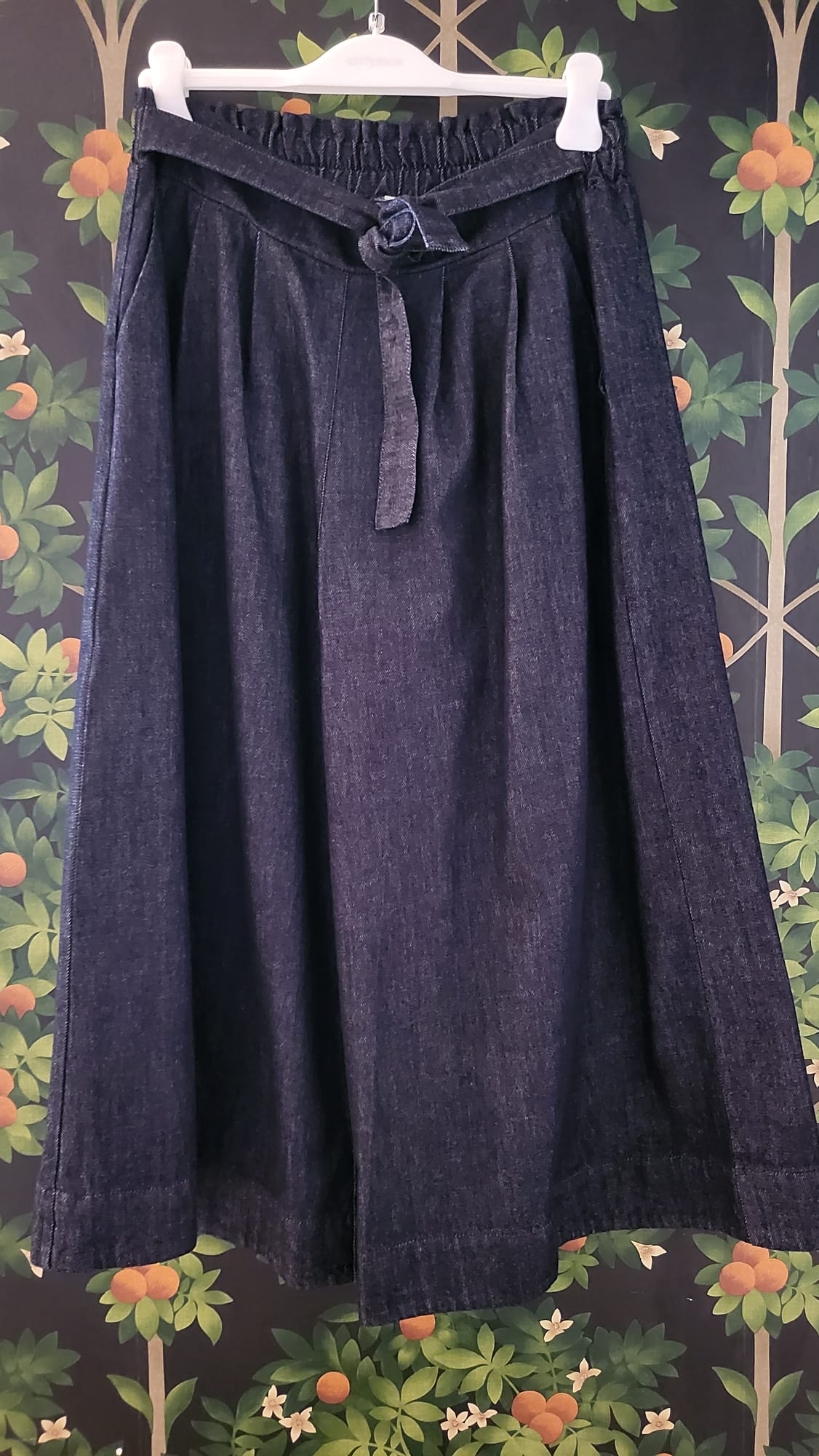 PANTALONE JEANS GAMBA LARGA CON CINTURA DAVANTI P2163