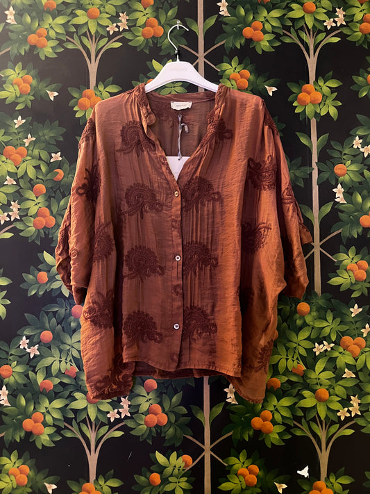 CAMICIA MARRONE CON RICAMO
ART. 478946 MARRONE
ART. 480243 PANNA/AVORIO