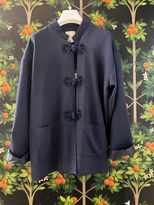 GIACCA COLLO ALLA COREANA CON CHIUSURA BOTTONI CON CORDA
ART. 26B4119