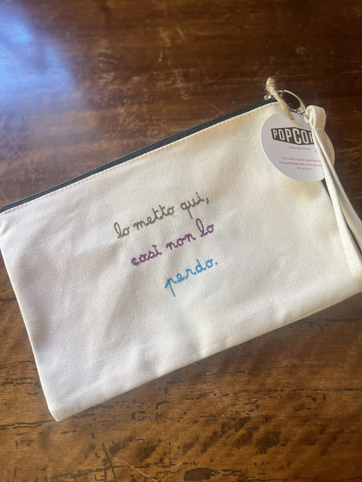Pochette con zip e ricamo