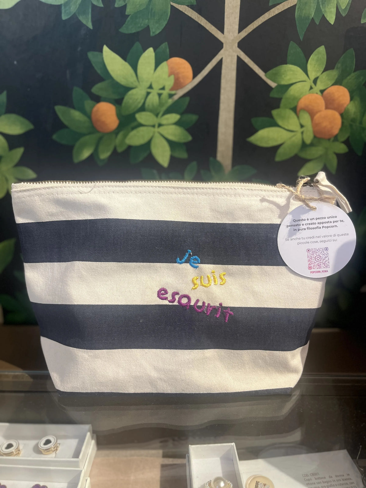 Pochette con zip e ricamo