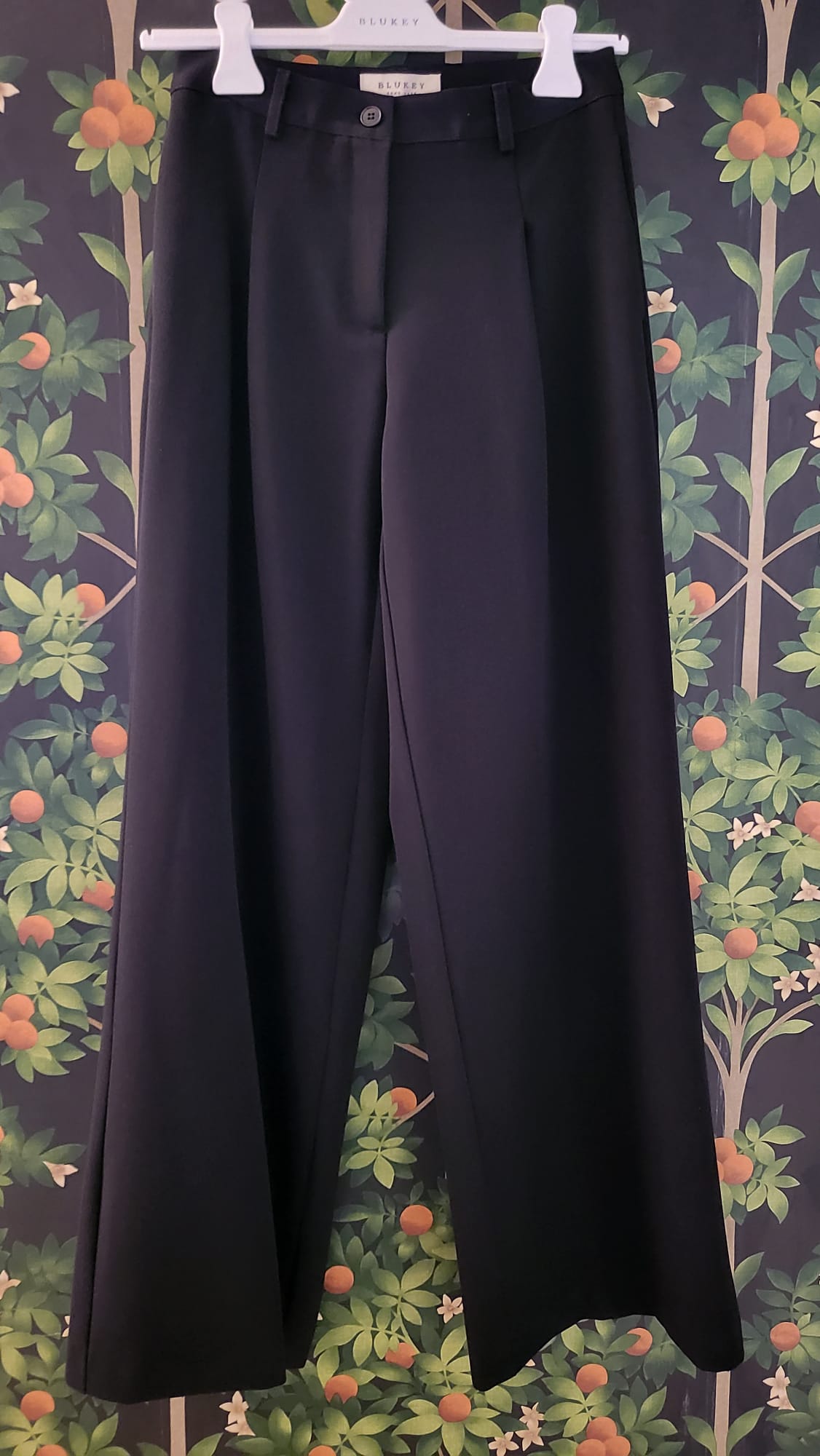 PANTALONE DRITTO CON ELASTICO IN VITA E RIGA CENTRALE SULLA GAMBA M110B/10