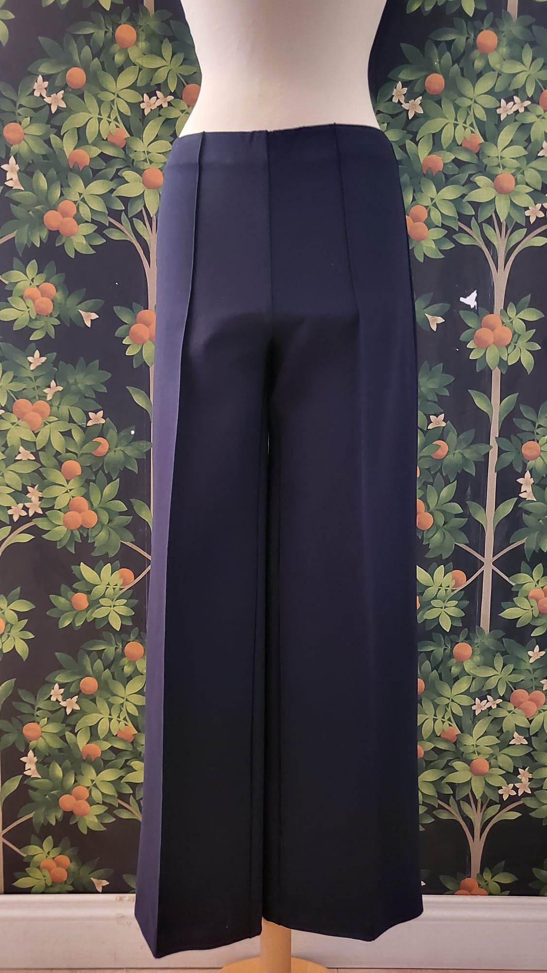 PANTALONE DRITTO CON ELASTICO IN VITA E RIGA CENTRALE SULLA GAMBA M110B/10
