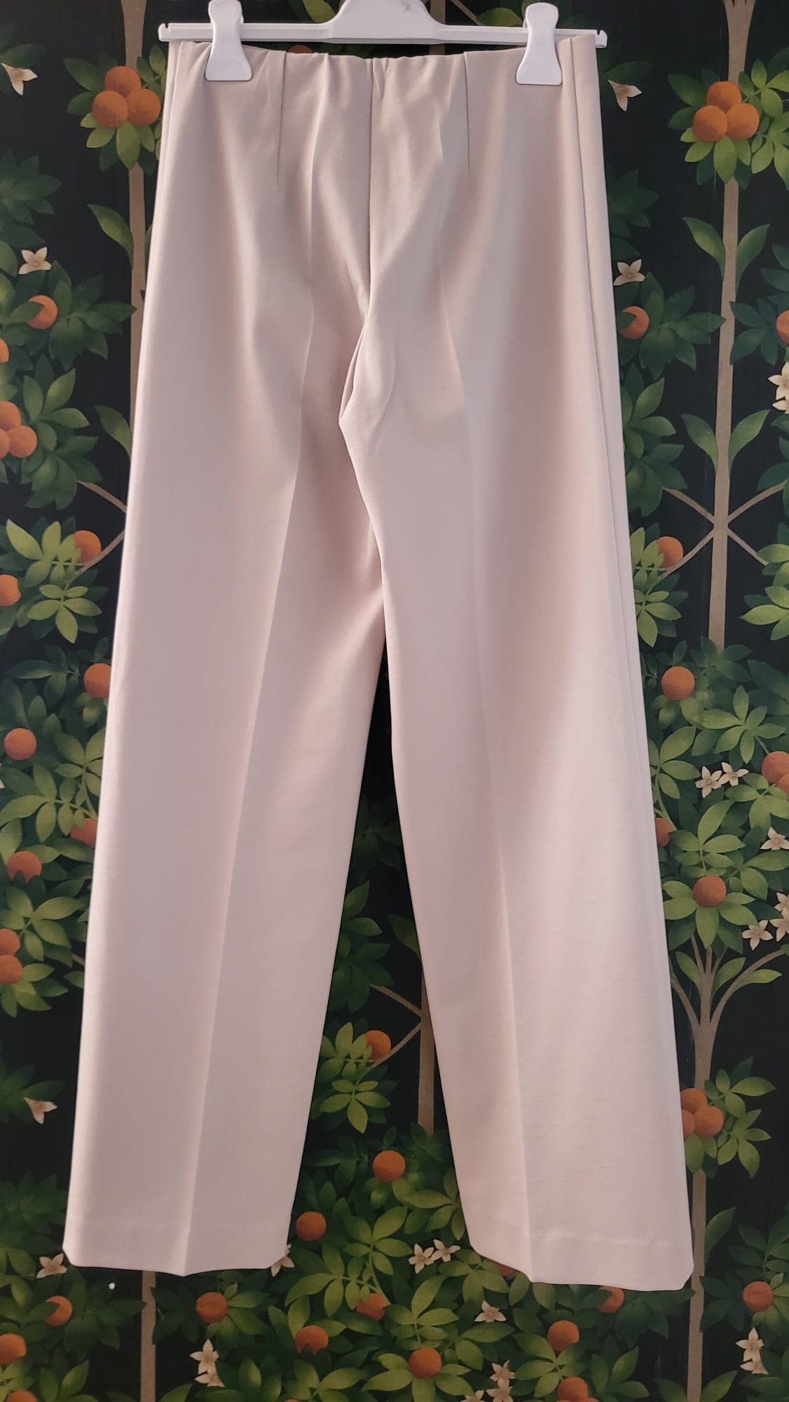 PANTALONE DRITTO CON ELASTICO IN VITA E RIGA CENTRALE SULLA GAMBA M110B/10